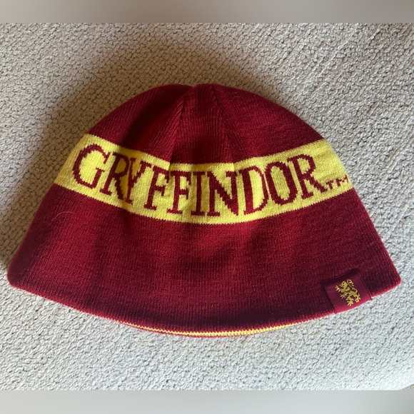 EUC Universal Studios Gryffindor Harry Potter Red Gold Cap Reversible Beanie - Picture 1 of 4